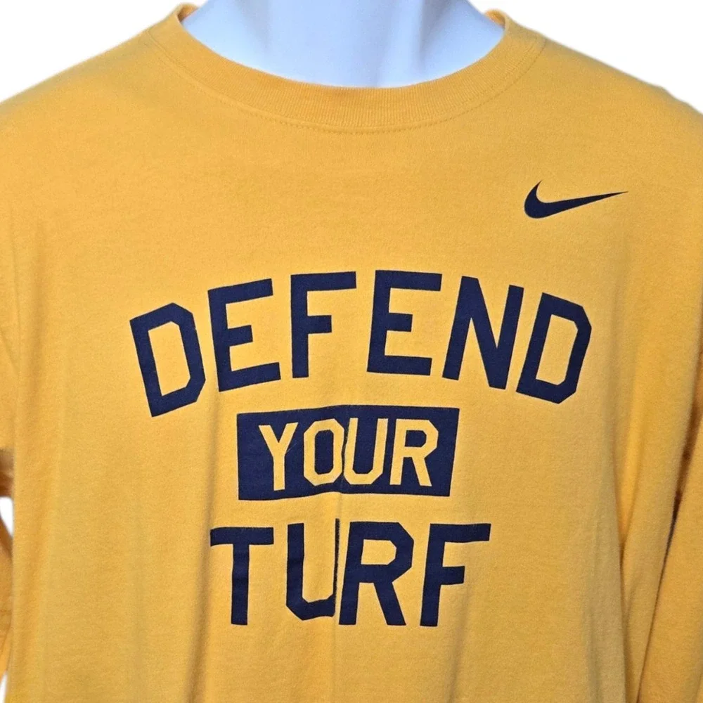 Nike Mens Defend Your Turf T Shirt Size M Athletic Sports Gym Fitness Workout‎